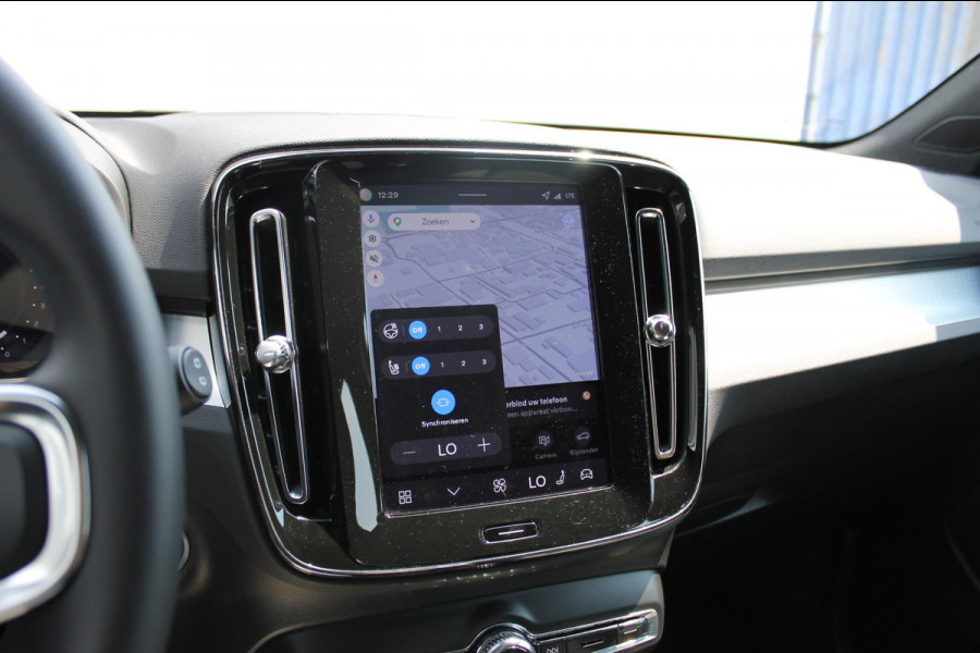 Volvo XC40 B4 211PK Automaat Plus Dark Semi elektrisch wegklapbare trekhaak / Google infotainment / Adaptieve Cruise Control / Verwarmbare voorruit