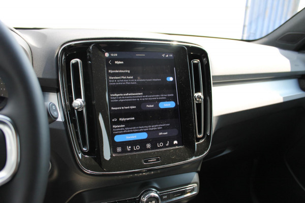 Volvo XC40 B4 211PK Automaat Plus Dark Semi elektrisch wegklapbare trekhaak / Google infotainment / Adaptieve Cruise Control / Verwarmbare voorruit