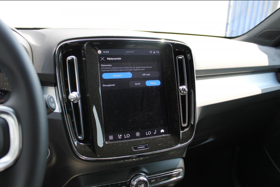 Volvo XC40 B4 211PK Automaat Plus Dark Semi elektrisch wegklapbare trekhaak / Google infotainment / Adaptieve Cruise Control / Verwarmbare voorruit
