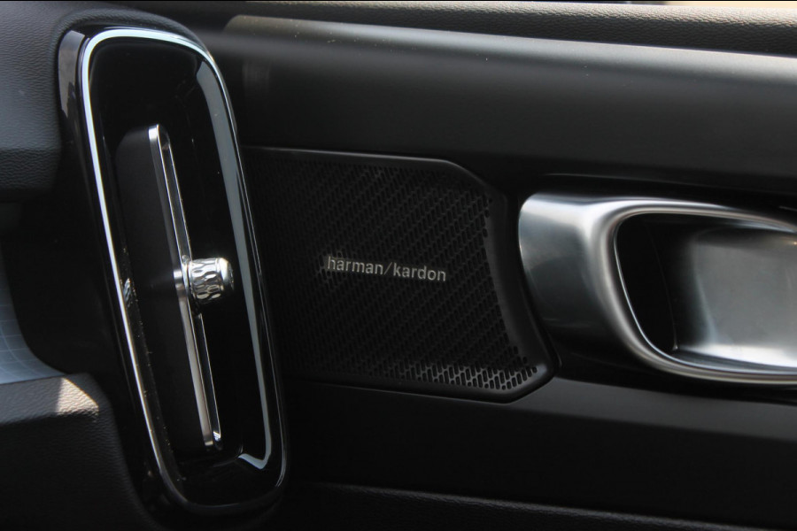 Volvo XC40 B4 211PK Automaat Plus Dark Semi elektrisch wegklapbare trekhaak / Google infotainment / Adaptieve Cruise Control / Verwarmbare voorruit