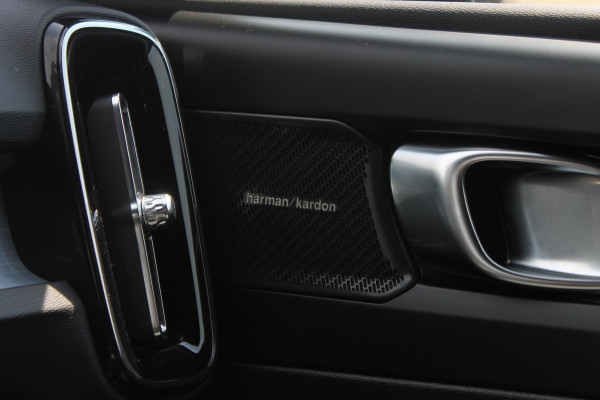 Volvo XC40 B4 211PK Automaat Plus Dark Semi elektrisch wegklapbare trekhaak / Google infotainment / Adaptieve Cruise Control / Verwarmbare voorruit