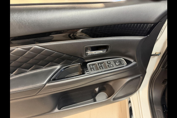 Mitsubishi Outlander 2.4 PHEV Instyle 18"/Trekhaak/LED/Leder/Stoel + stuurverwarming/Dodehoek/PDC v+a/360 Camera/Apple Carplay & Android Auto