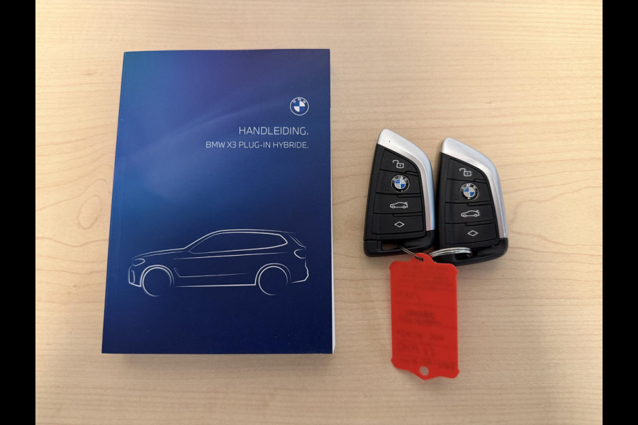 BMW X3 xDrive30e 19"/Trekhaak/Panoramdak/Leder + memory/Adaptieve cruise/Keyless/Dodehoek/Head-up/360 camera/HiFi/LED/Sfeerverlichting