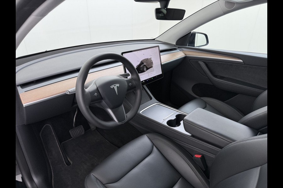 Tesla Model Y Long Range AWD 75kWh Warmtepomp Stoel+Stuur+Achterbankverwarming Premium Audio Leder Adap.Cruise Navi Camera's Ecc Keyless Voorv Elek.Achterklep AMD Ryzen™ Google Maps Dog+Kampeer modus Lmv 19" Led Privacy Glas Fabrieksgarantie op Accu en Motor tot 13-4-2031/192.000KM