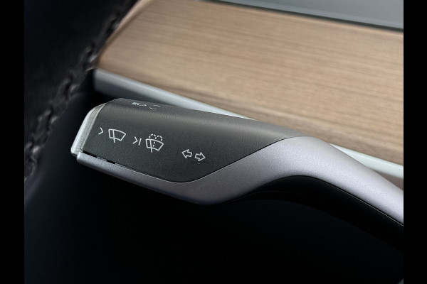 Tesla Model Y Long Range AWD 75kWh Warmtepomp Stoel+Stuur+Achterbankverwarming Premium Audio Leder Adap.Cruise Navi Camera's Ecc Keyless Voorv Elek.Achterklep AMD Ryzen™ Google Maps Dog+Kampeer modus Lmv 19" Led Privacy Glas Fabrieksgarantie op Accu en Motor tot 13-4-2031/192.000KM