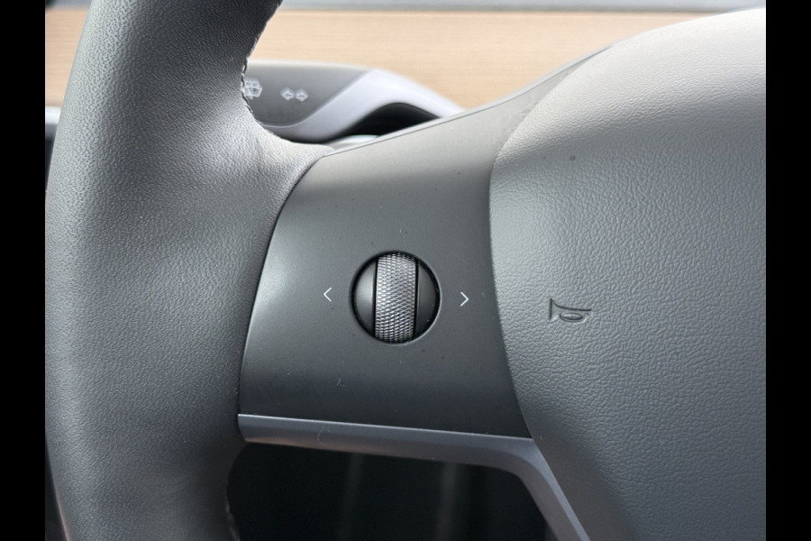 Tesla Model Y Long Range AWD 75kWh Warmtepomp Stoel+Stuur+Achterbankverwarming Premium Audio Leder Adap.Cruise Navi Camera's Ecc Keyless Voorv Elek.Achterklep AMD Ryzen™ Google Maps Dog+Kampeer modus Lmv 19" Led Privacy Glas Fabrieksgarantie op Accu en Motor tot 13-4-2031/192.000KM