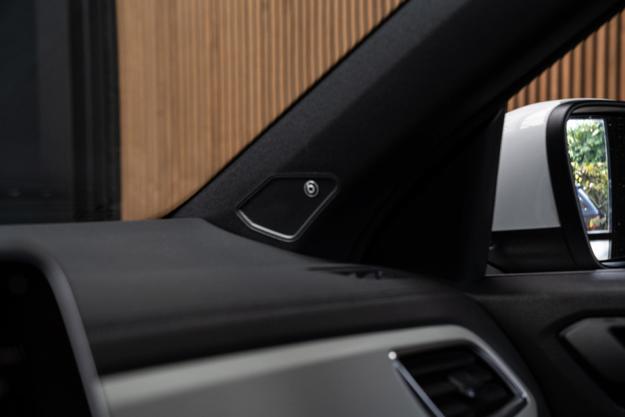 Volkswagen T-Roc Cabrio 1.5 TSI Navi Virtual C. Camera Beats PDC Stuurverwarming LED Stoelverwarming Climate Lederen dashboard LM velgen