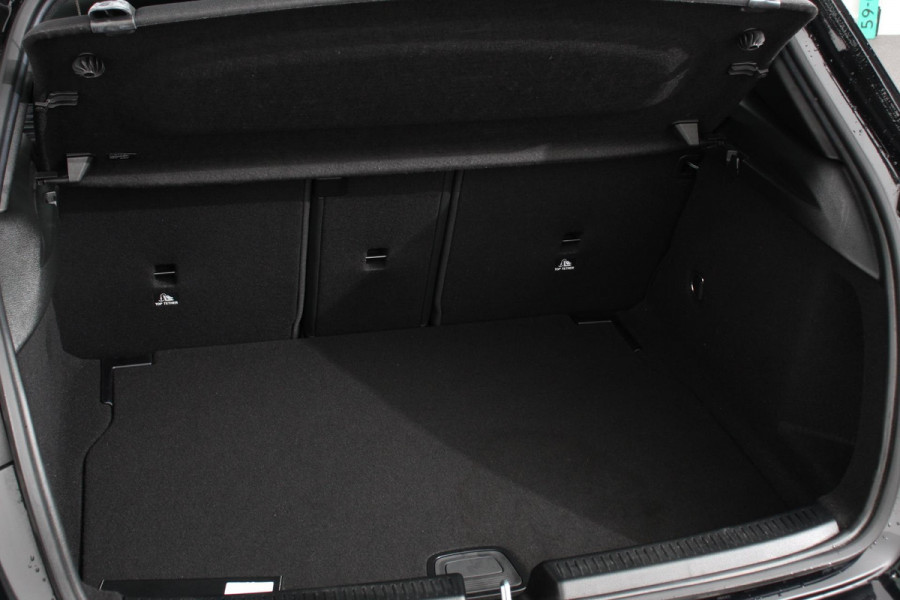 Mercedes-Benz A-Klasse 180 7-DCT Progressive Style Plus Navigatie Climate Control Camera Led 17"Lichtmetalen velgen Dab Half Leder Cruise control