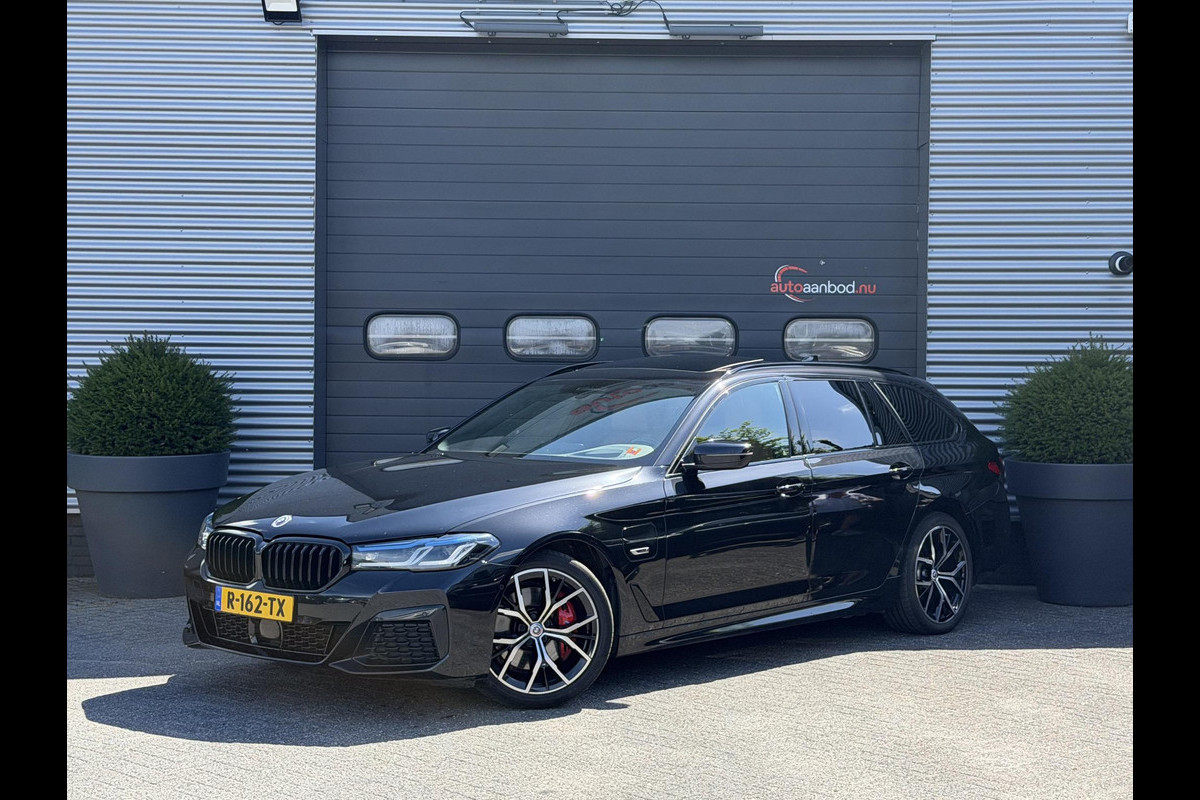 BMW 5 Serie Touring 530e M-Sport | Panoramadak | Camera | Head-Up Display | Elektrische Trekhaak | Elektrische Achterklep |