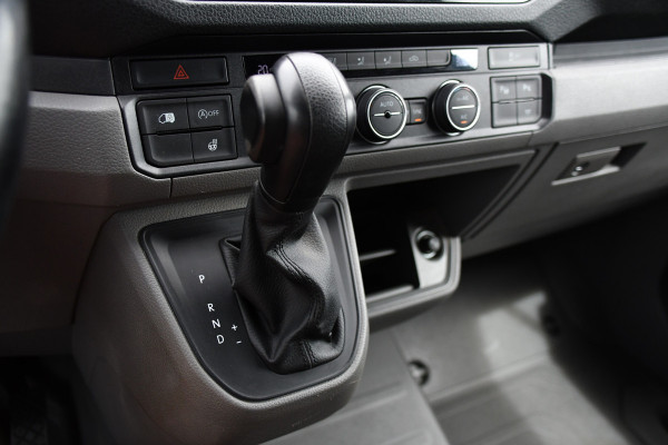 Volkswagen Crafter 35 2.0 TDI L3H3 Highline Black Edition Camera, Cruise, Carplay, LED, Clima, Automaat, Trekhaak, Sensoren, Uniek!