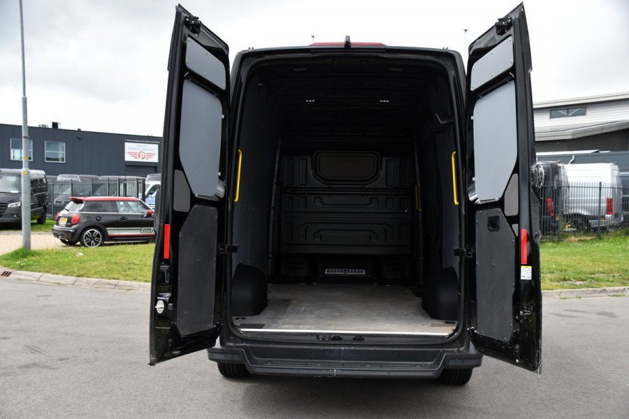 Volkswagen Crafter 35 2.0 TDI L3H3 Highline Black Edition Camera, Cruise, Carplay, LED, Clima, Automaat, Trekhaak, Sensoren, Uniek!