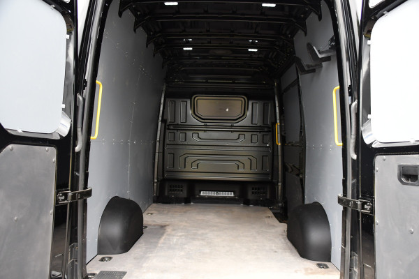 Volkswagen Crafter 35 2.0 TDI L3H3 Highline Black Edition Camera, Cruise, Carplay, LED, Clima, Automaat, Trekhaak, Sensoren, Uniek!