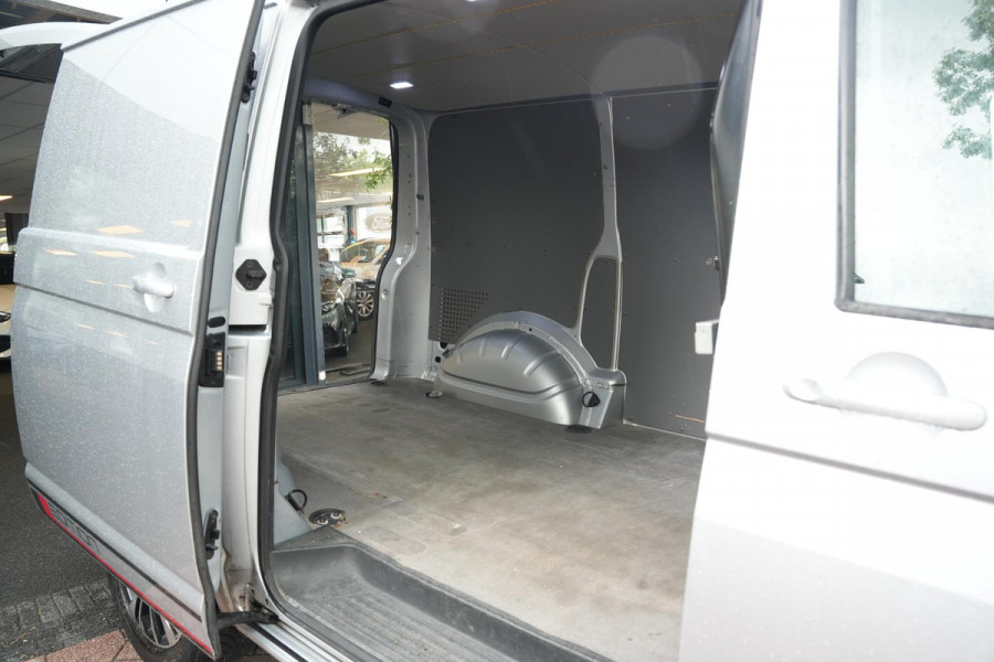 Volkswagen Transporter 2.0 TDI L1H1 4Motion Edition | Automaat | Trekhaak | Multifunctioneel Stuurwiel | Navigatie | Parkeerhulp Voor + Achter | Cruise Control | LED-Koplampen | LED-Achterlichten | Achteruitrijcamera | Airco | DAB+ | Apple/Android Carplay |