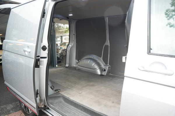 Volkswagen Transporter 2.0 TDI L1H1 4Motion Edition | Automaat | Trekhaak | Multifunctioneel Stuurwiel | Navigatie | Parkeerhulp Voor + Achter | Cruise Control | LED-Koplampen | LED-Achterlichten | Achteruitrijcamera | Airco | DAB+ | Apple/Android Carplay |