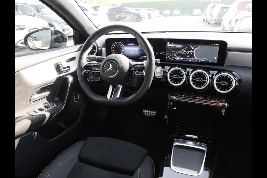 Mercedes-Benz A-Klasse 250e AMG ** NIGHT, MBUX+, PANO, MEMO, DISTR, 2-Zone CLIMA, 19-inch LMV,  ** 1e EIG - UNFALLFREI ** ** INFORMEER OOK NAAR ONZE AANTREKKELIJKE FINANCIAL-LEASE TARIEVEN **