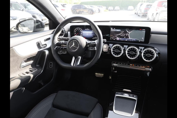 Mercedes-Benz A-Klasse 250e AMG ** NIGHT, MBUX+, PANO, MEMO, DISTR, 2-Zone CLIMA, 19-inch LMV,  ** 1e EIG - UNFALLFREI ** ** INFORMEER OOK NAAR ONZE AANTREKKELIJKE FINANCIAL-LEASE TARIEVEN **