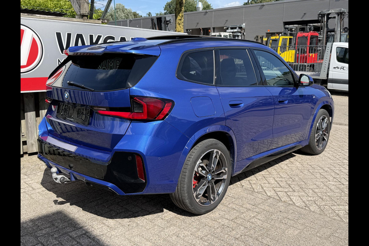 BMW X1 xDrive30e M Sport Pro 19''/Panoramadak/Harman Kardon/Trekhaak/Elektrische stoel + memory + massage/Keyless/Adaptieve cruise/360 Camera