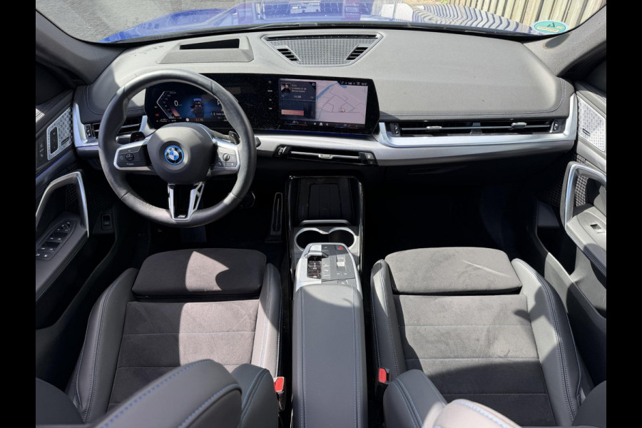 BMW X1 xDrive30e M Sport Pro 19''/Panoramadak/Harman Kardon/Trekhaak/Elektrische stoel + memory + massage/Keyless/Adaptieve cruise/360 Camera