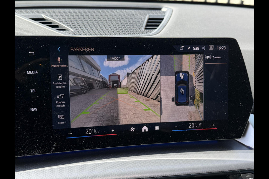 BMW X1 xDrive30e M Sport Pro 19''/Panoramadak/Harman Kardon/Trekhaak/Elektrische stoel + memory + massage/Keyless/Adaptieve cruise/360 Camera