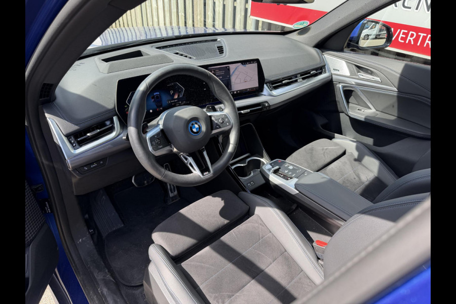 BMW X1 xDrive30e M Sport Pro 19''/Panoramadak/Harman Kardon/Trekhaak/Elektrische stoel + memory + massage/Keyless/Adaptieve cruise/360 Camera