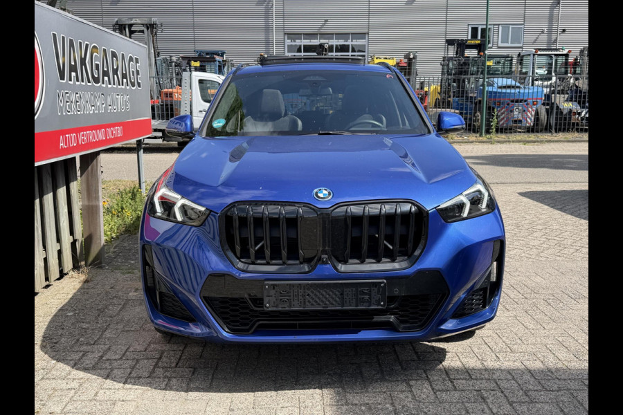 BMW X1 xDrive30e M Sport Pro 19''/Panoramadak/Harman Kardon/Trekhaak/Elektrische stoel + memory + massage/Keyless/Adaptieve cruise/360 Camera