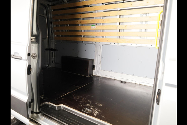 Volkswagen Crafter 35 2.0 TDI L3H3 Highline EURO VI 140 pk Automaat | Verlengde garantie | Navigatie | Trekhaak | Parkeersensoren | Achteruitrijcamera |