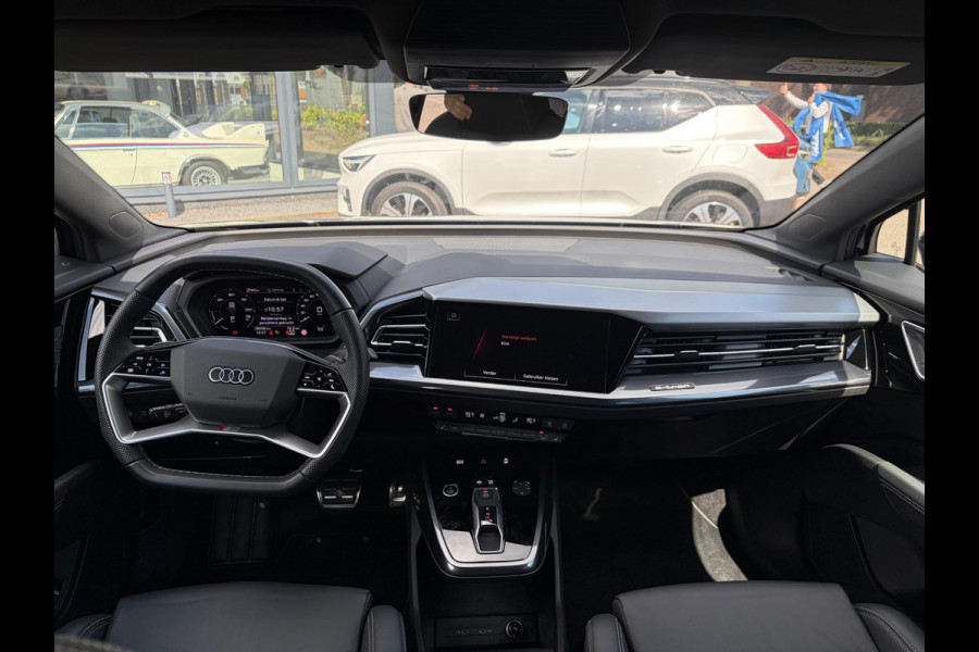 Audi Q4 Sportback e-tron 45 S Edition 82 kWh S-LINE BINNEN + BUITEN VAN: 48.900,- VOOR: 44.877,- UW WKOORDEEL: 4.023,- | 21 INCH!| MEM. STOEL| ACHTERUITRIJCAMERA| NAPPA LEER| DIAMOND STICHING | FABR. GARANTIE T/M 2028