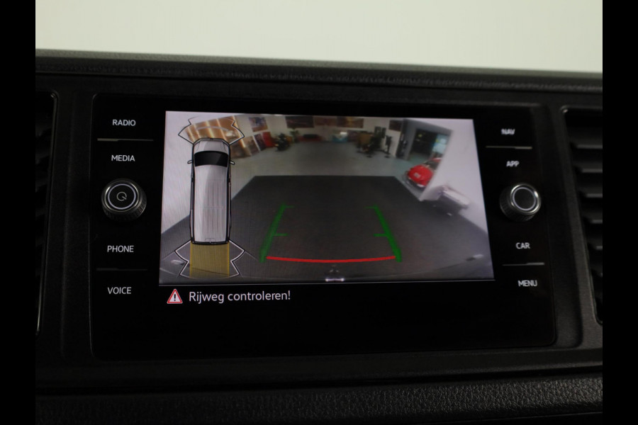 Volkswagen Crafter 35 2.0 TDI L3H3 Highline EURO VI 140 pk Automaat | Verlengde garantie | Navigatie | Trekhaak | Parkeersensoren | Achteruitrijcamera | Geveerde bestuurdersstoel |