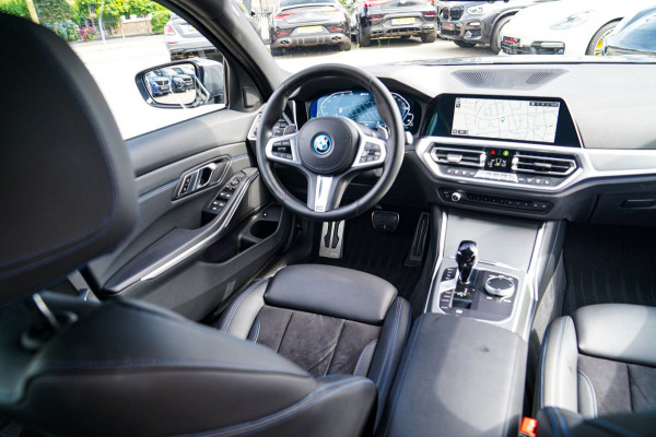 BMW 3-serie 330e | Head Up Display | 360 Camera | Stoelverwarming | Apple Carplay