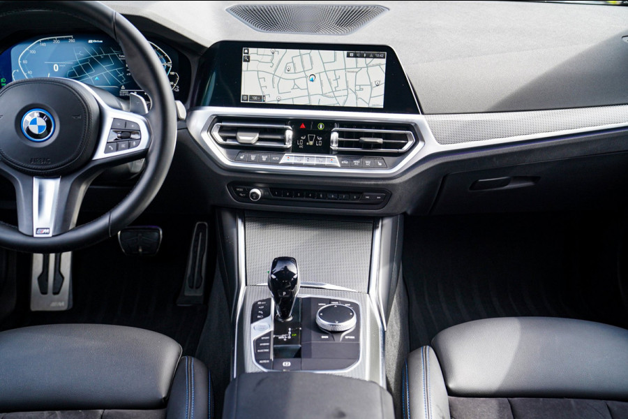 BMW 3-serie 330e | Head Up Display | 360 Camera | Stoelverwarming | Apple Carplay