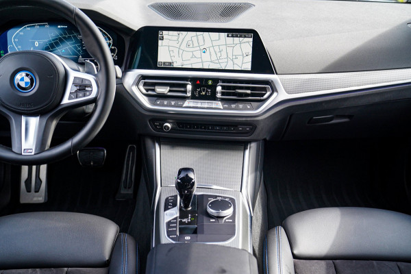 BMW 3-serie 330e | Head Up Display | 360 Camera | Stoelverwarming | Apple Carplay