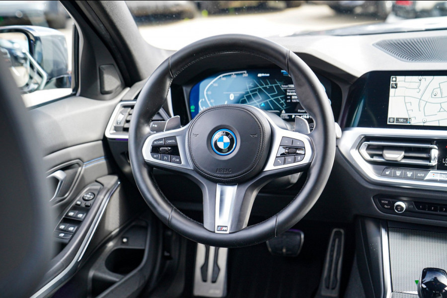 BMW 3-serie 330e | Head Up Display | 360 Camera | Stoelverwarming | Apple Carplay