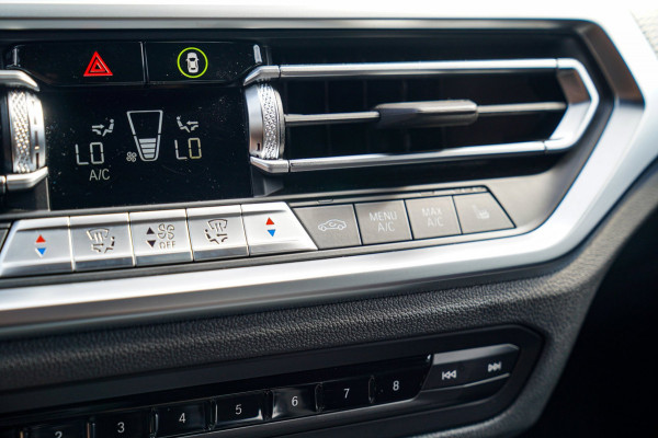 BMW 3-serie 330e | Head Up Display | 360 Camera | Stoelverwarming | Apple Carplay