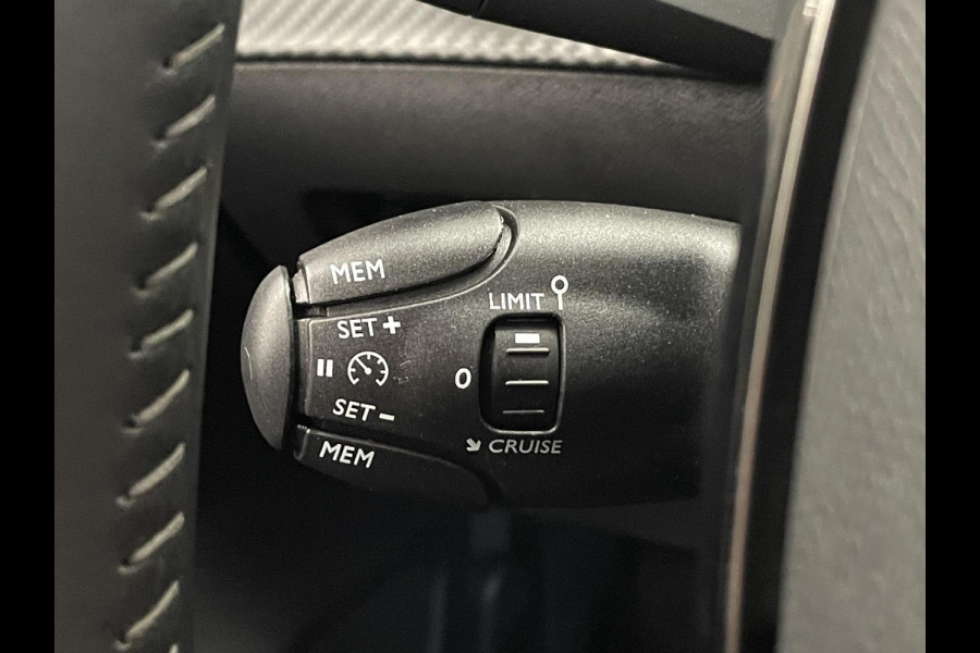 Peugeot 208 1.2 PureTech Style Navigatie Apple Carplay Android Auto Parkeersensoren achter Head-up display Cruise Control Full Led Climate Control Lichtmetalen velgen