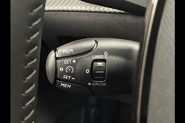 Peugeot 208 1.2 PureTech Style Navigatie Apple Carplay Android Auto Parkeersensoren achter Head-up display Cruise Control Full Led Climate Control Lichtmetalen velgen