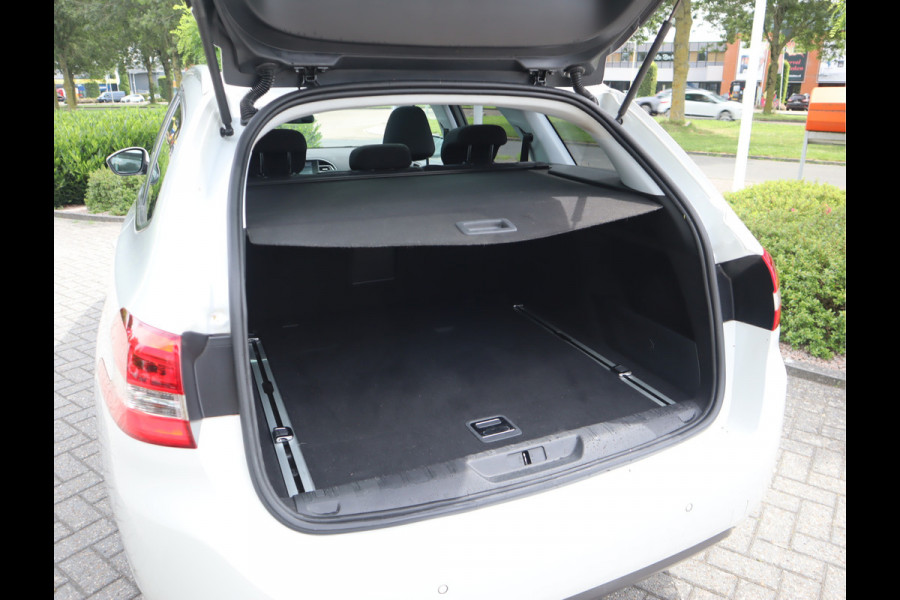Peugeot 308 SW 1.2 PureTech Blue Lease Executive Navi / Climate / Pano / Pdc / Elekramen / Distributie recent vervangen / Onderhoud reeds uitgevoerd /