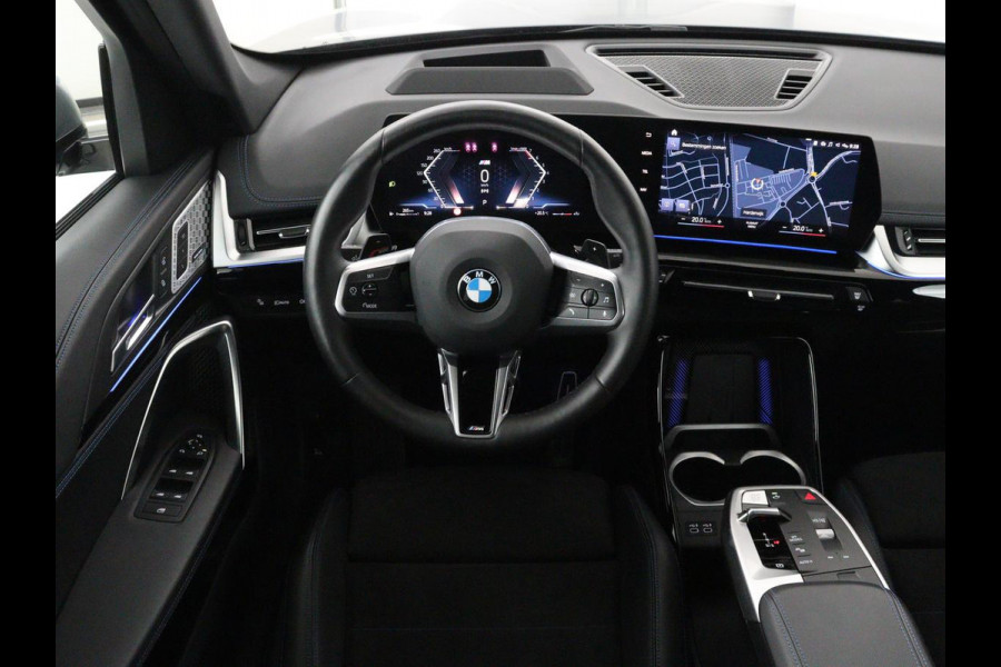 BMW X1 xDrive23i M-sport | Panoramadak | Head-up | Harman Kardon | Stuur/Stoelverwarming | 360 camera | Carplay | Memory | Climate control | Sfeerverlichting | Full LED | Leder / Alcantara