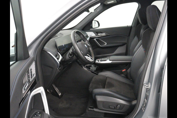 BMW X1 xDrive23i M-sport | Panoramadak | Head-up | Harman Kardon | Stuur/Stoelverwarming | 360 camera | Carplay | Memory | Climate control | Sfeerverlichting | Full LED | Leder / Alcantara