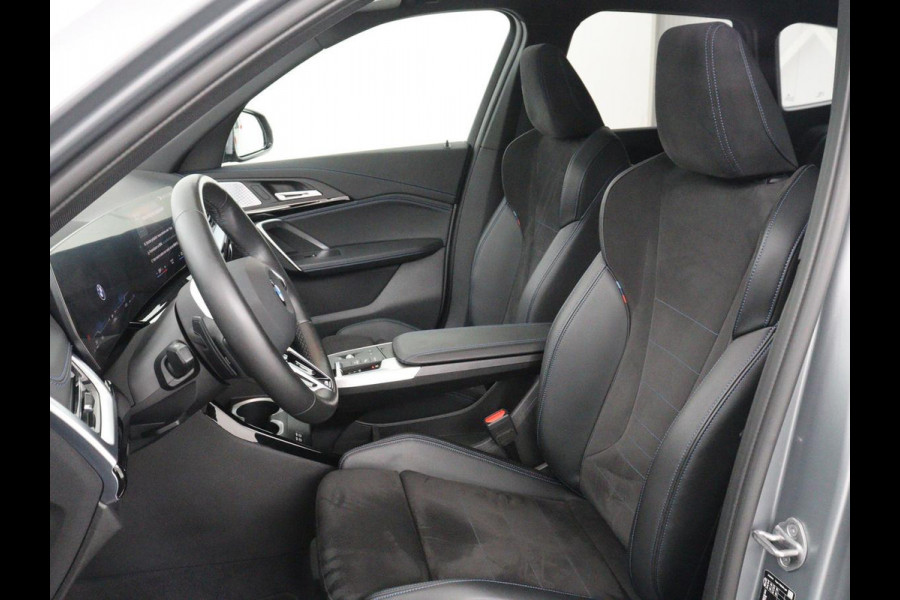 BMW X1 xDrive23i M-sport | Panoramadak | Head-up | Harman Kardon | Stuur/Stoelverwarming | 360 camera | Carplay | Memory | Climate control | Sfeerverlichting | Full LED | Leder / Alcantara
