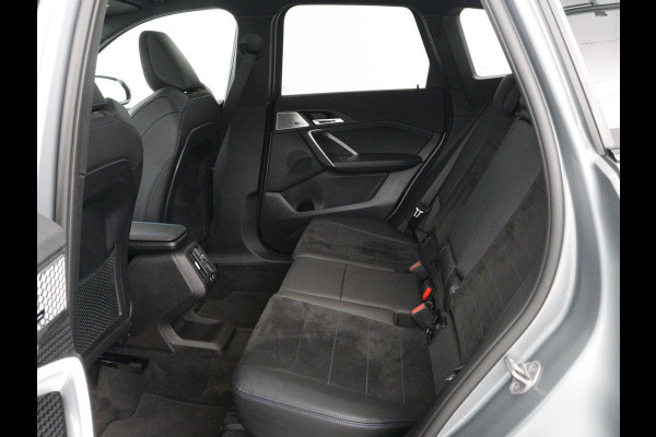 BMW X1 xDrive23i M-sport | Panoramadak | Head-up | Harman Kardon | Stuur/Stoelverwarming | 360 camera | Carplay | Memory | Climate control | Sfeerverlichting | Full LED | Leder / Alcantara