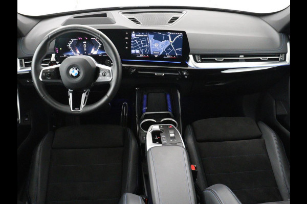 BMW X1 xDrive23i M-sport | Panoramadak | Head-up | Harman Kardon | Stuur/Stoelverwarming | 360 camera | Carplay | Memory | Climate control | Sfeerverlichting | Full LED | Leder / Alcantara