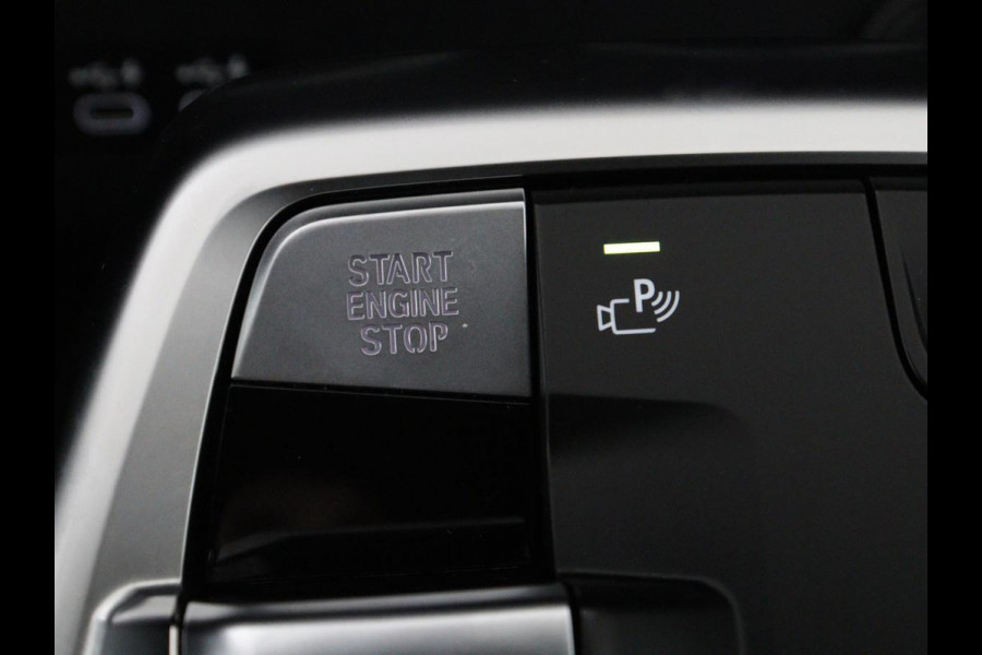 BMW X1 xDrive23i M-sport | Panoramadak | Head-up | Harman Kardon | Stuur/Stoelverwarming | 360 camera | Carplay | Memory | Climate control | Sfeerverlichting | Full LED | Leder / Alcantara