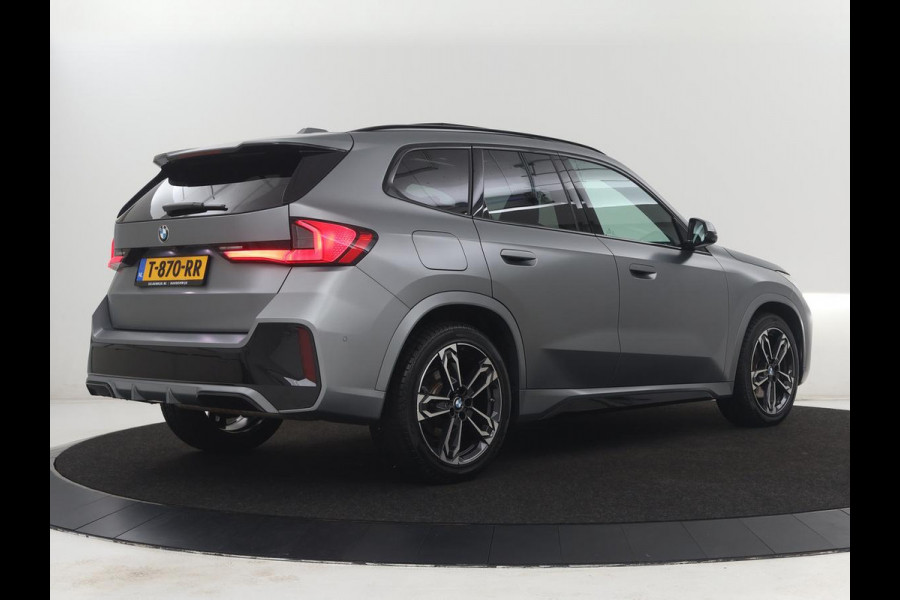 BMW X1 xDrive23i M-sport | Panoramadak | Head-up | Harman Kardon | Stuur/Stoelverwarming | 360 camera | Carplay | Memory | Climate control | Sfeerverlichting | Full LED | Leder / Alcantara