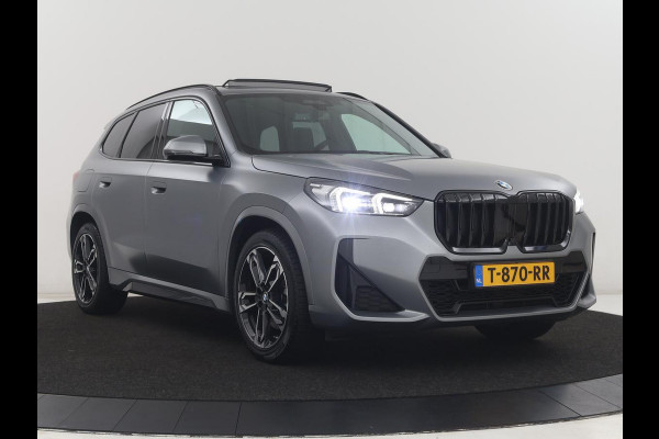 BMW X1 xDrive23i M-sport | Panoramadak | Head-up | Harman Kardon | Stuur/Stoelverwarming | 360 camera | Carplay | Memory | Climate control | Sfeerverlichting | Full LED | Leder / Alcantara