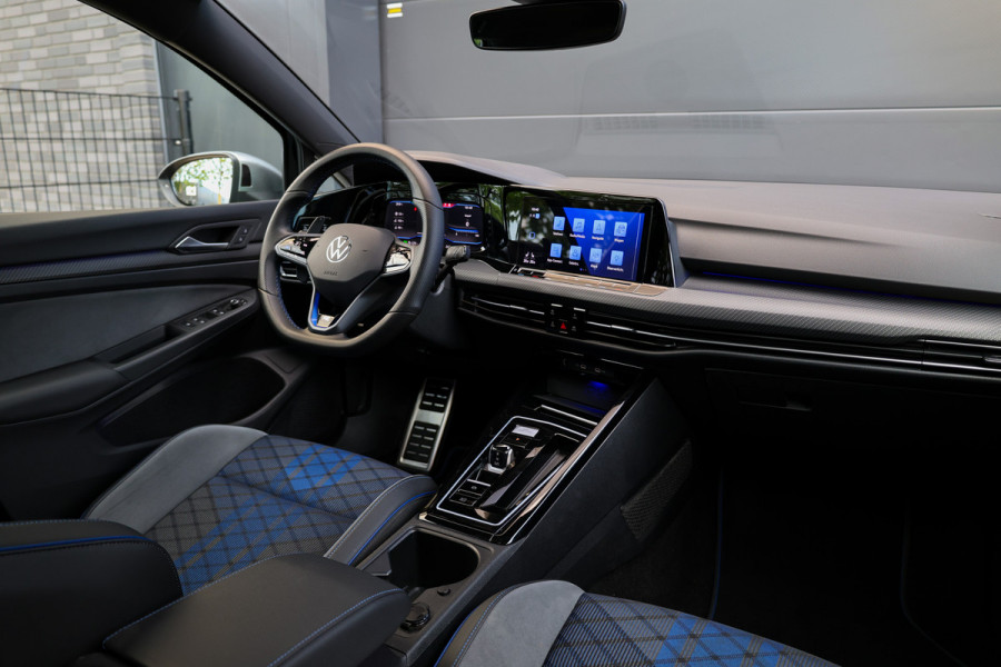 Volkswagen Golf 2.0 TSI R 4Motion | PANO | AKRAPOVIC | DODE HOEK | STUURVERW | IQ-LIGHT |