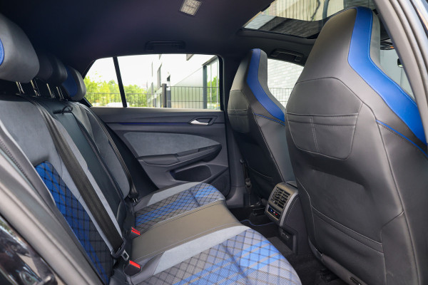 Volkswagen Golf 2.0 TSI R 4Motion | PANO | AKRAPOVIC | DODE HOEK | STUURVERW | IQ-LIGHT |