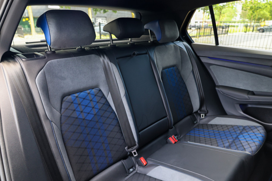 Volkswagen Golf 2.0 TSI R 4Motion | PANO | AKRAPOVIC | DODE HOEK | STUURVERW | IQ-LIGHT |
