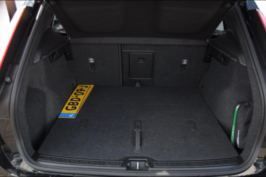 Volvo EX40 252PK Automaat Ext. Range Ultra Black Edition / Adaptieve koplampen / Panoramadak / 360 Camera / Apple carplay / Android auto / Elektrisch bedienbare voorstoelen / Pilot assist / Adaptive cruise control / Harman kardon audio / Stoelverwarming voor / Warmtepomp
