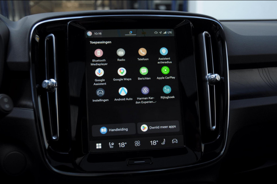 Volvo EX40 252PK Automaat Ext. Range Ultra Black Edition / Adaptieve koplampen / Panoramadak / 360 Camera / Apple carplay / Android auto / Elektrisch bedienbare voorstoelen / Pilot assist / Adaptive cruise control / Harman kardon audio / Stoelverwarming voor / Warmtepomp
