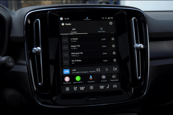 Volvo EX40 252PK Automaat Ext. Range Ultra Black Edition / Adaptieve koplampen / Panoramadak / 360 Camera / Apple carplay / Android auto / Elektrisch bedienbare voorstoelen / Pilot assist / Adaptive cruise control / Harman kardon audio / Stoelverwarming voor / Warmtepomp
